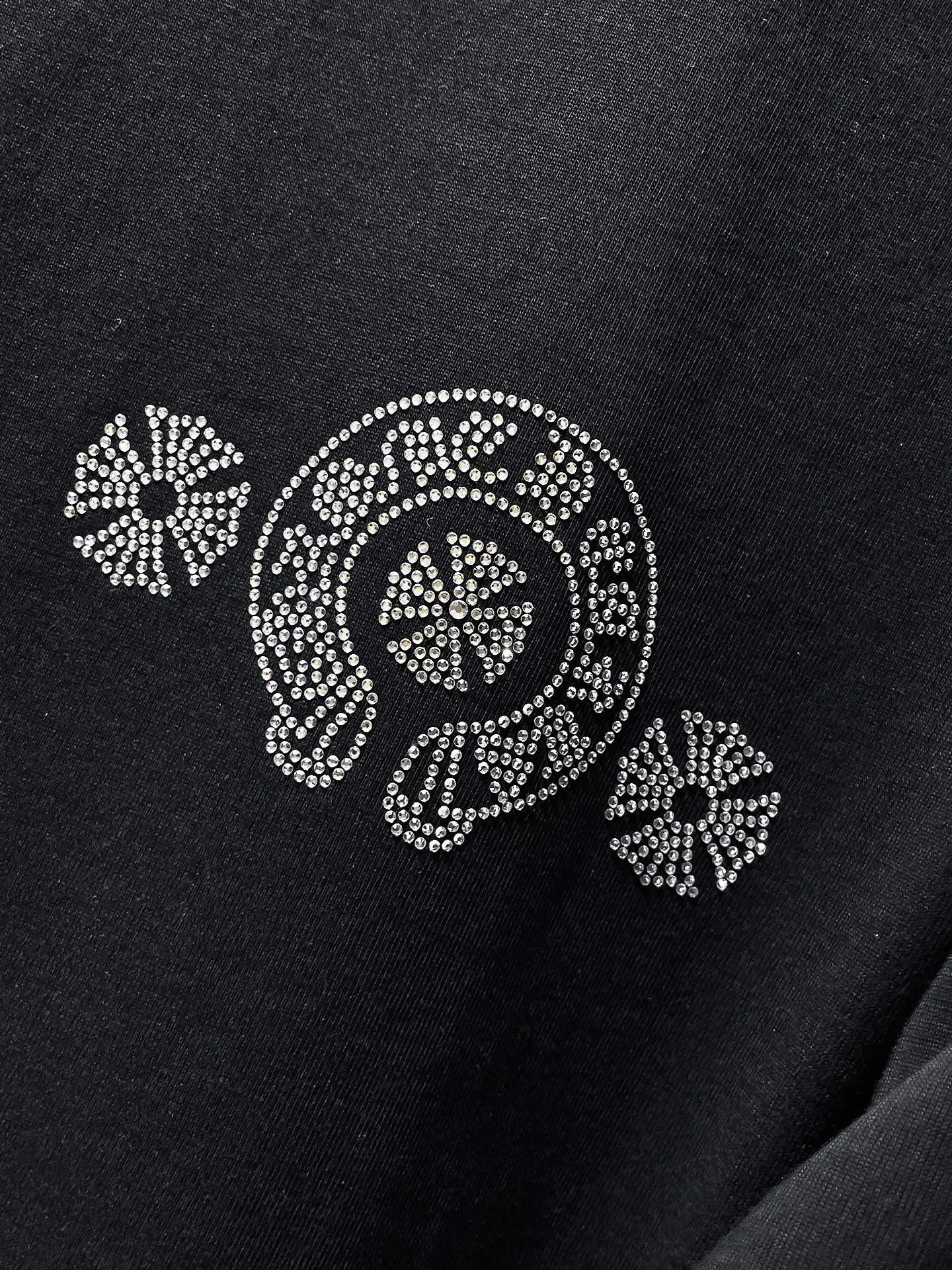 P166 New Chrome Hearts 25ss for summer. High-weight, environmentally friendly and high-quality top-grade fabric. 260g~270g. Heavy-duty hot-drilled horseshoes and Sanskrit letters cross short sleeves. Counter synchronization. 1:1 replica version. Recommended colors: black, white, gray. Size: S, M, L, XL.